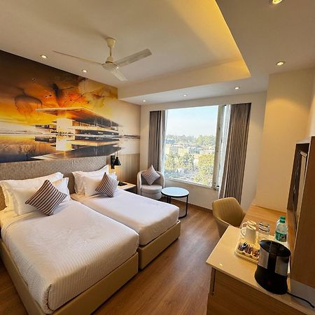 Tulip Inn Zirakpur Esterno foto